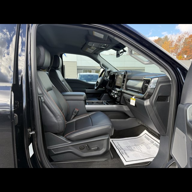 2026 Ford Super Duty F-350 SRW LARIAT thumbnail 3