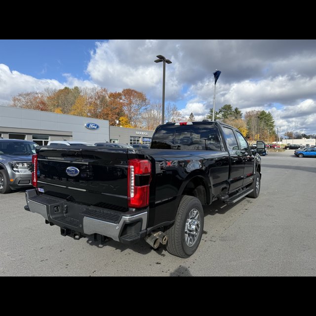 2026 Ford Super Duty F-350 SRW LARIAT thumbnail 6