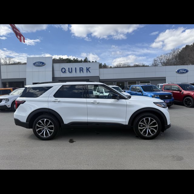 2026 Ford Explorer ST-Line thumbnail 2