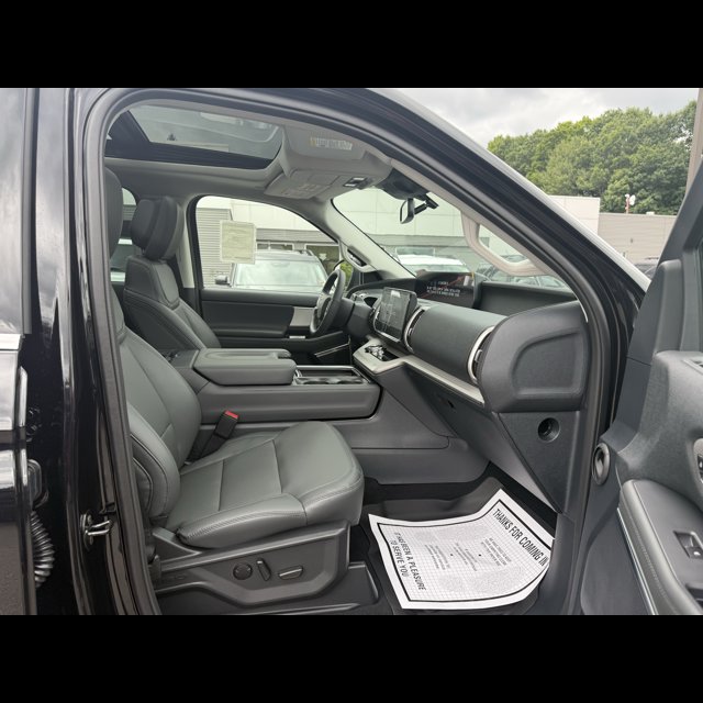 2027 Ford Expedition Active thumbnail 3