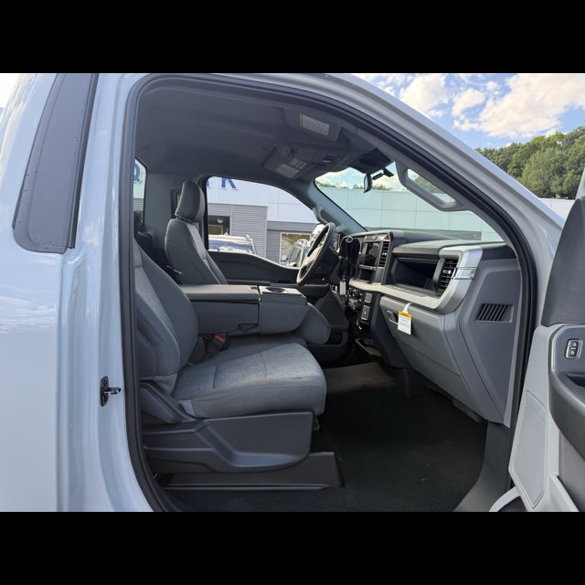2026 Ford Super Duty F-250 SRW Base thumbnail 3