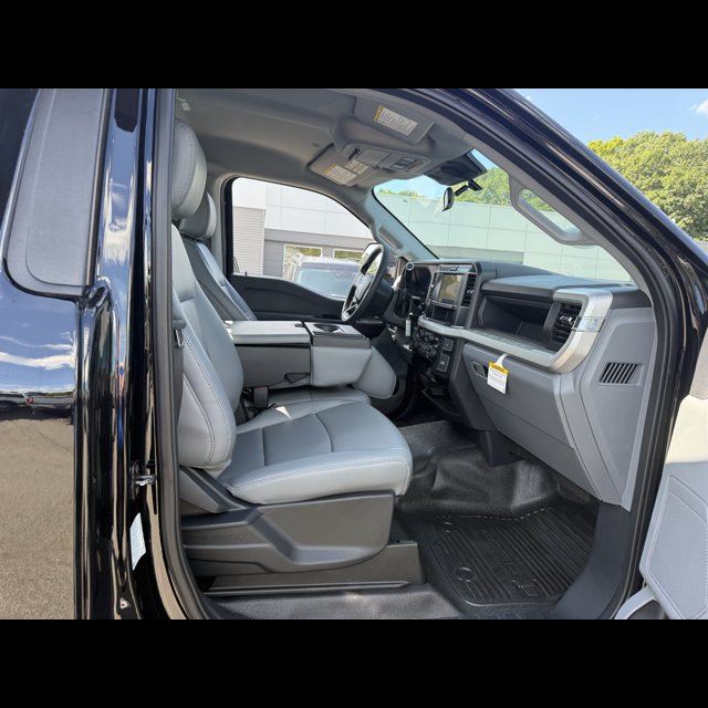 2026 Ford Super Duty F-350 DRW Base thumbnail 3