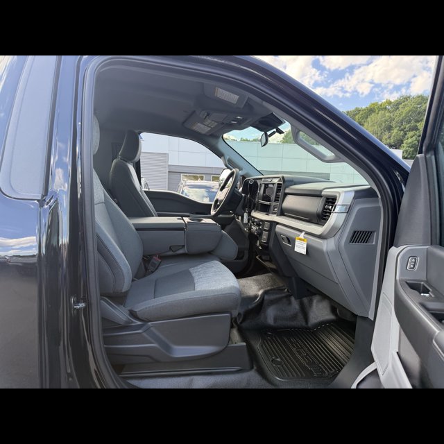 2026 Ford Super Duty F-250 SRW Base thumbnail 3