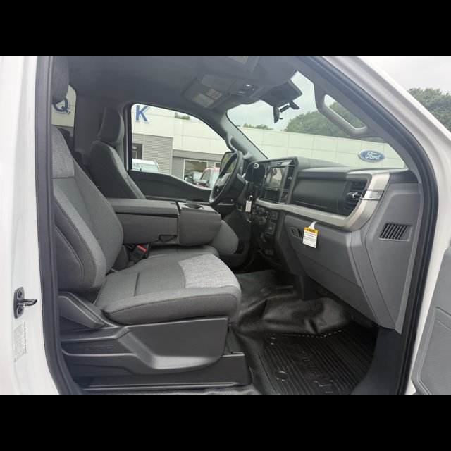 2026 Ford Super Duty F-350 SRW Base thumbnail 3