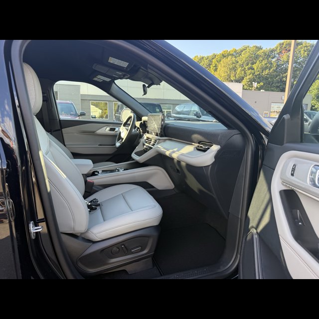 2027 Ford Explorer Base thumbnail 3