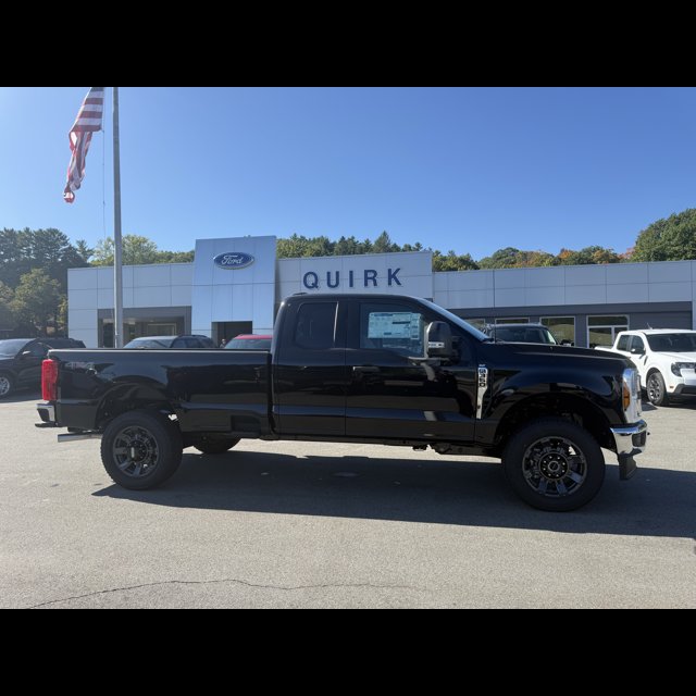 2027 Ford Super Duty F-350 SRW Base thumbnail 2