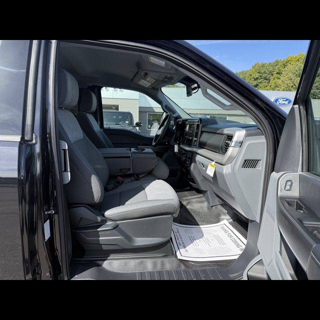 2027 Ford Super Duty F-350 SRW Base thumbnail 3
