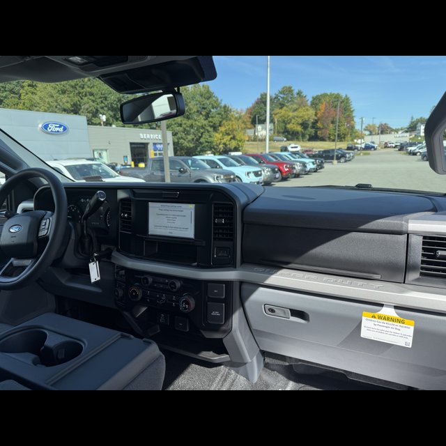 2027 Ford Super Duty F-350 SRW Base thumbnail 4