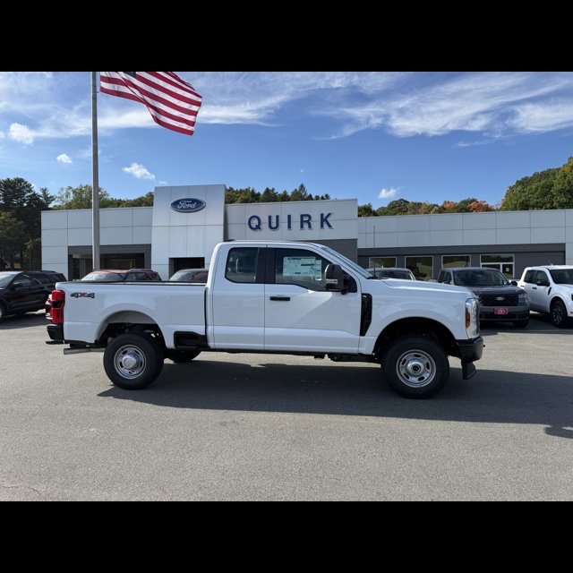 2027 Ford Super Duty F-350 SRW Base thumbnail 2