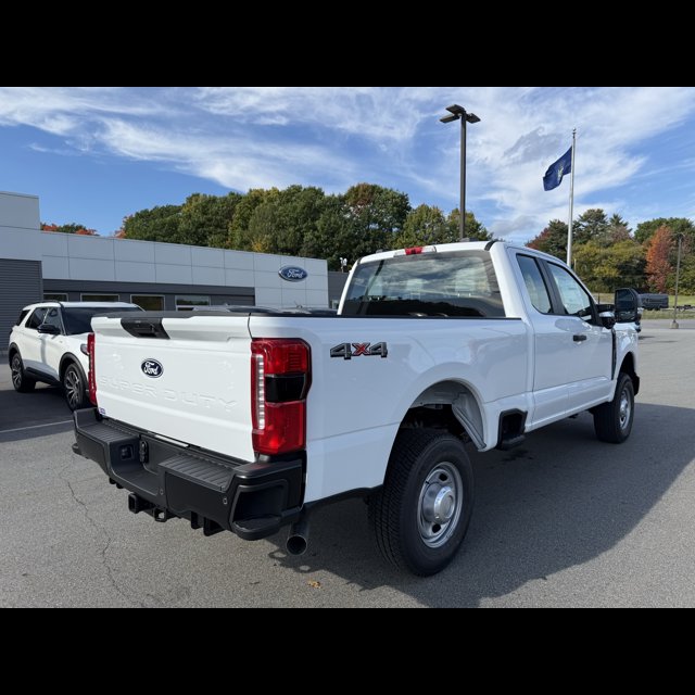 2027 Ford Super Duty F-350 SRW Base thumbnail 6