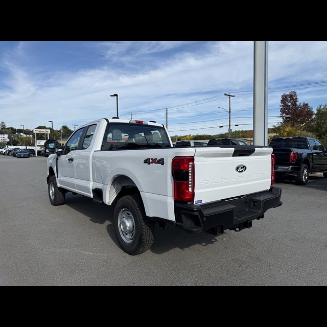 2027 Ford Super Duty F-350 SRW Base thumbnail 9