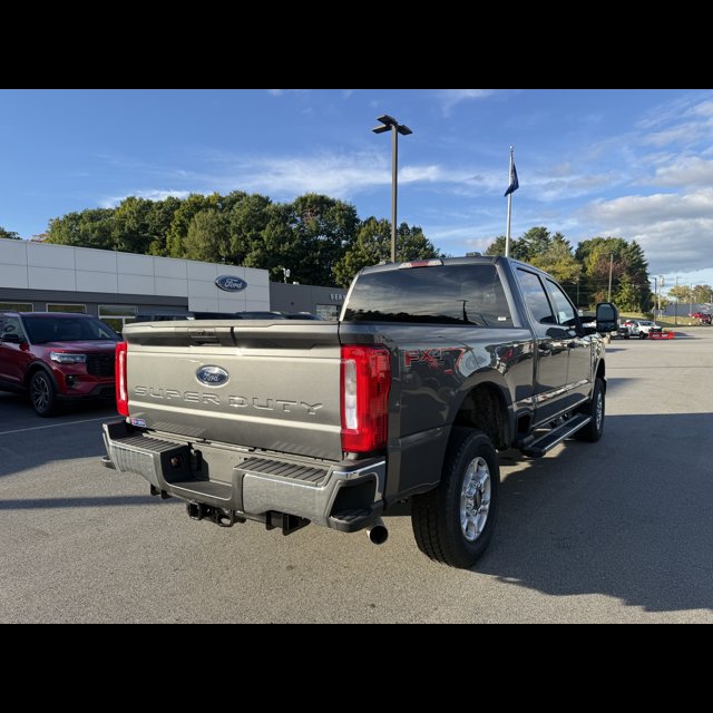 2026 Ford Super Duty F-350 SRW XLT thumbnail 3