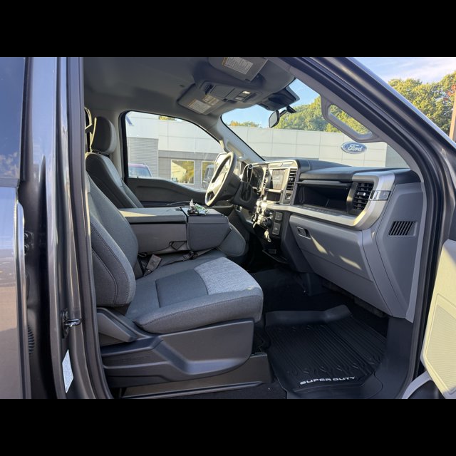 2026 Ford Super Duty F-350 SRW XLT thumbnail 4
