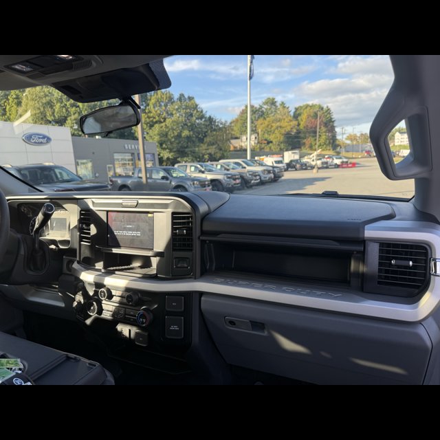 2026 Ford Super Duty F-350 SRW XLT thumbnail 5
