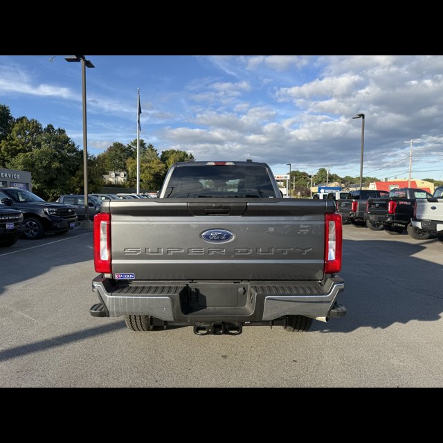 2026 Ford Super Duty F-350 SRW XLT thumbnail 7