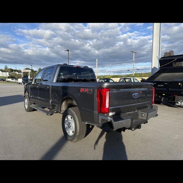 2026 Ford Super Duty F-350 SRW XLT thumbnail 9