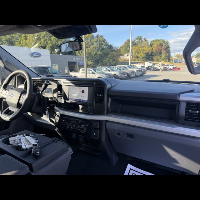 2026 Ford Super Duty F-350 SRW Base thumbnail 4