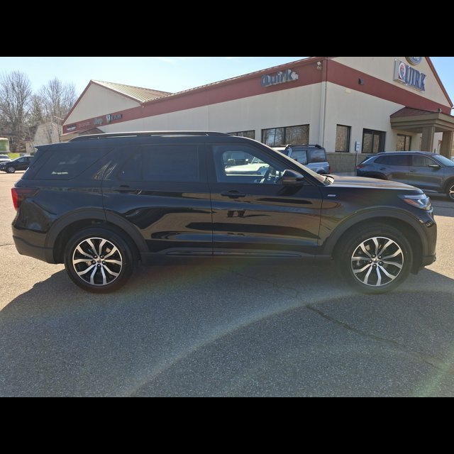 2026 Ford Explorer ST-Line thumbnail 3
