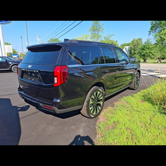 2027 Ford Expedition Platinum thumbnail 2