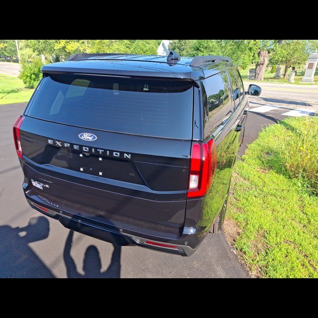 2027 Ford Expedition Platinum thumbnail 4