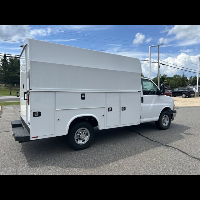 2025 Chevrolet Express Commercial Cutaway Base thumbnail 2