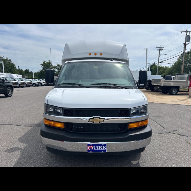 2025 Chevrolet Express Commercial Cutaway Base thumbnail 3