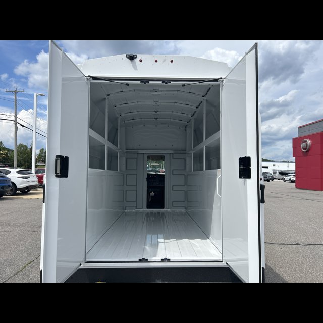 2025 Chevrolet Express Commercial Cutaway Base thumbnail 8