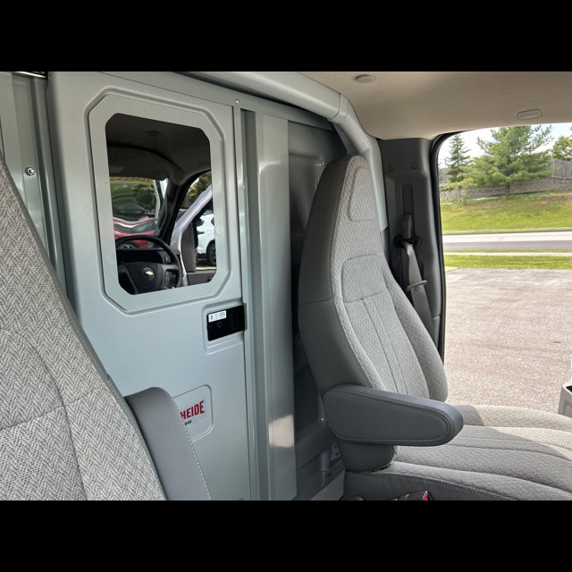 2025 Chevrolet Express Commercial Cutaway Base thumbnail 14