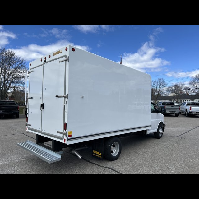 2025 Chevrolet Express Commercial Cutaway Base thumbnail 2