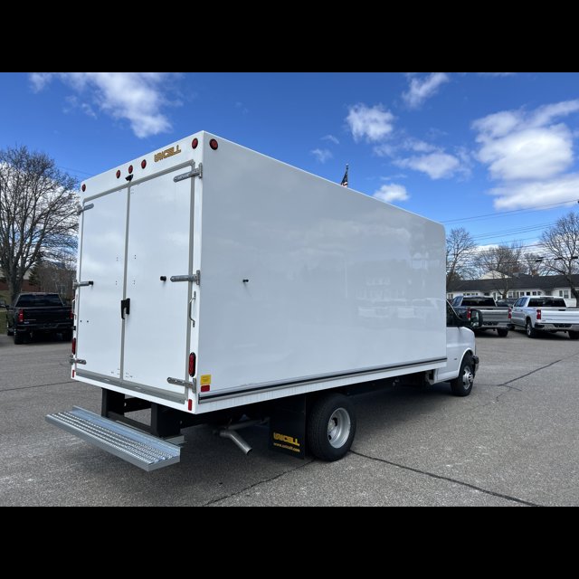 2025 Chevrolet Express Commercial Cutaway Base thumbnail 2