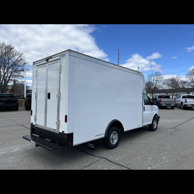 2026 Chevrolet Express Commercial Cutaway Base thumbnail 2