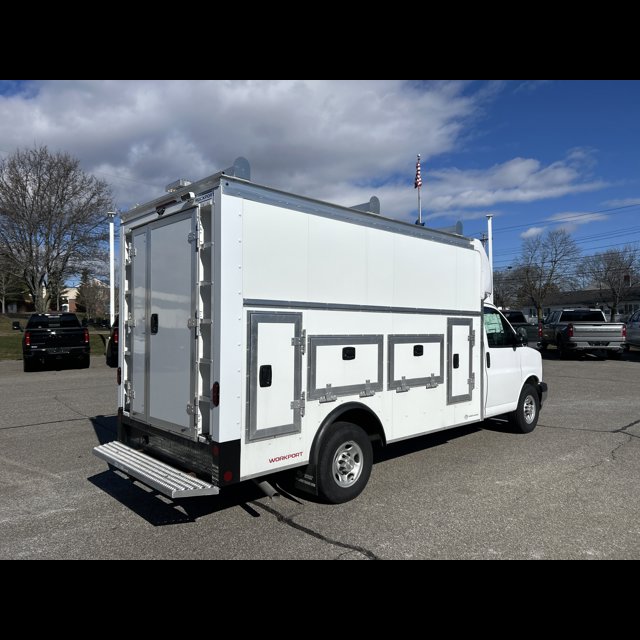 2026 Chevrolet Express Commercial Cutaway Base thumbnail 2