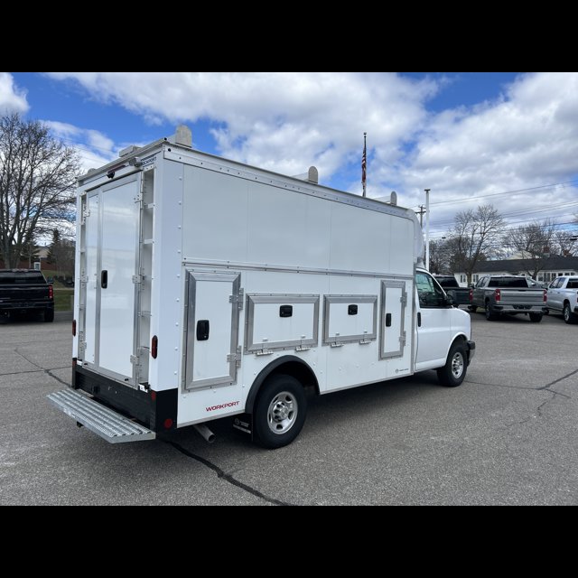 2026 Chevrolet Express Commercial Cutaway Base thumbnail 2