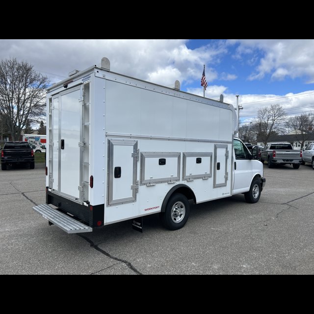 2026 Chevrolet Express Commercial Cutaway Base thumbnail 2
