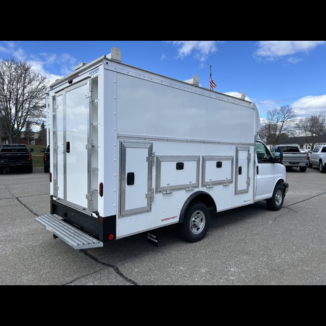 2026 Chevrolet Express Commercial Cutaway Base thumbnail 2