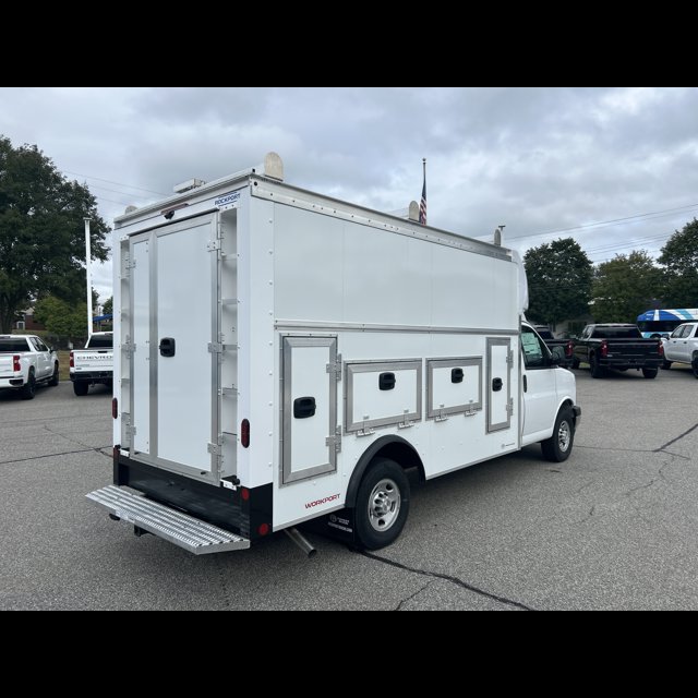 2026 Chevrolet Express Commercial Cutaway Base thumbnail 2