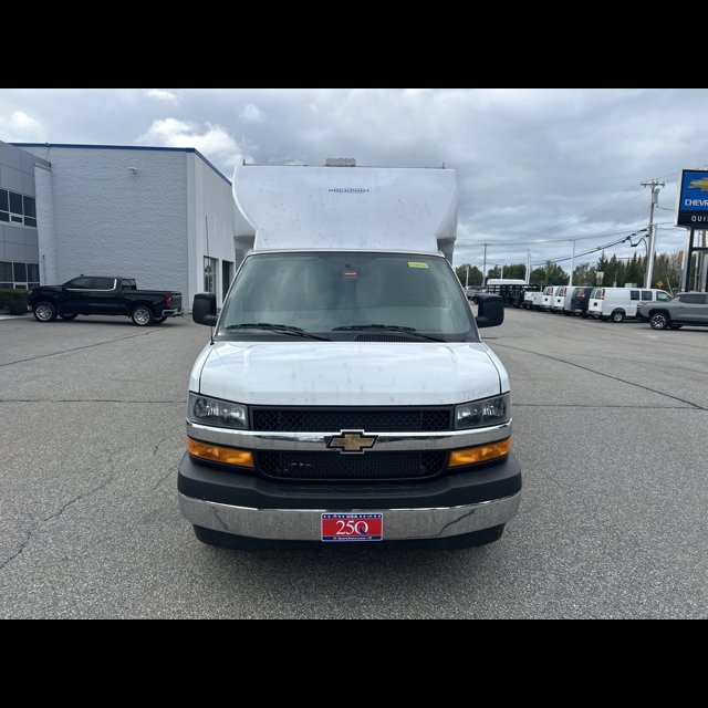 2026 Chevrolet Express Commercial Cutaway Base thumbnail 3