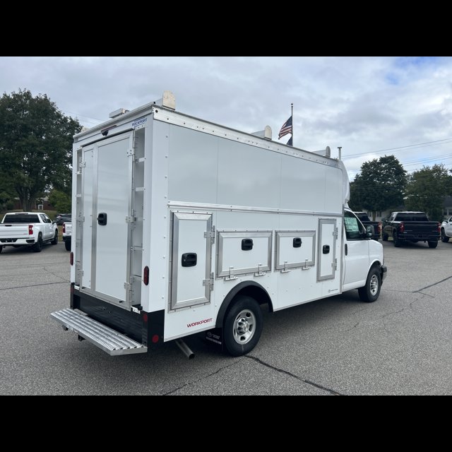 2026 Chevrolet Express Commercial Cutaway Base thumbnail 2