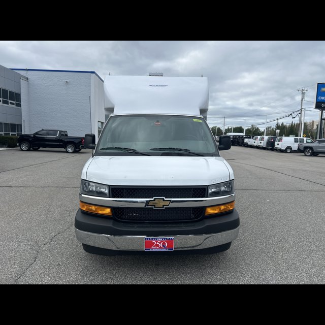 2026 Chevrolet Express Commercial Cutaway Base thumbnail 3