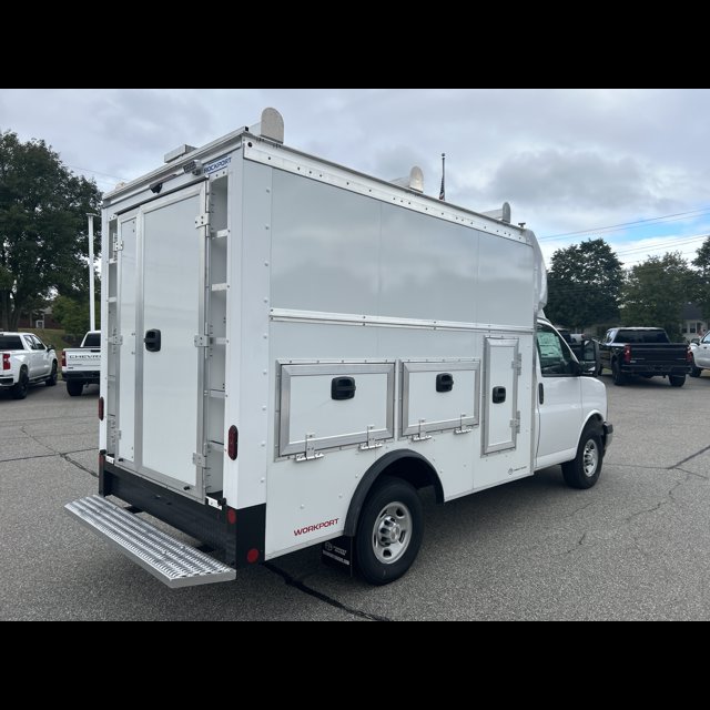 2026 Chevrolet Express Commercial Cutaway Base thumbnail 2