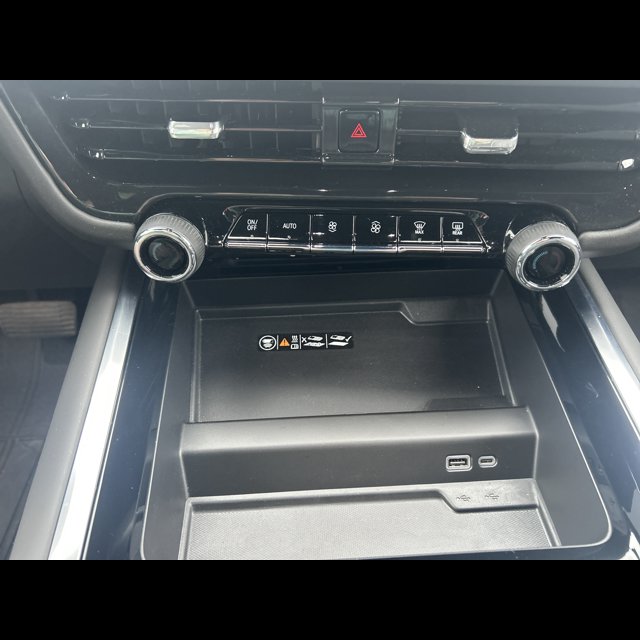 2025 Chevrolet Tahoe Premier thumbnail 14