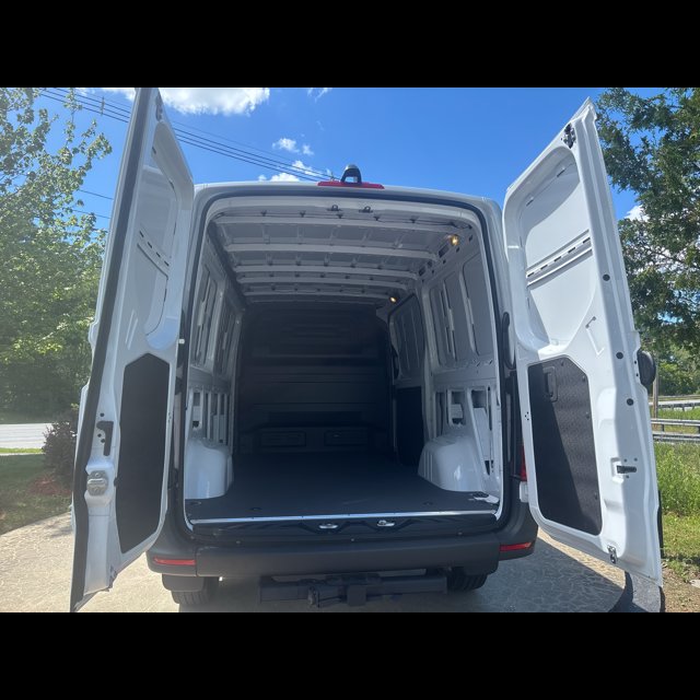 2026 Mercedes-Benz Sprinter Cargo Van Worker thumbnail 17