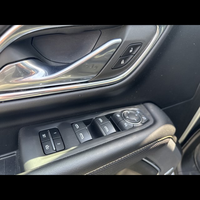 2023 Chevrolet Suburban Premier thumbnail 18