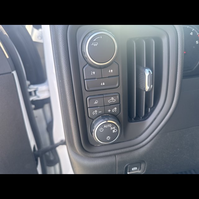 2024 Chevrolet Silverado 2500HD Custom thumbnail 18