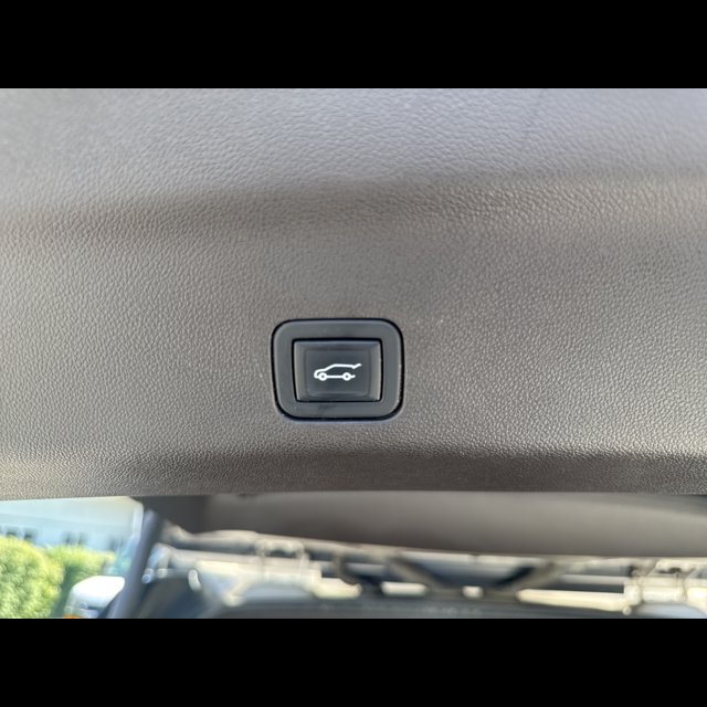 2023 GMC Yukon SLT thumbnail 16