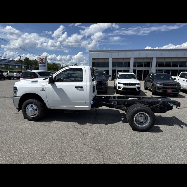 2026 Ram 3500 Chassis Cab Tradesman thumbnail 3