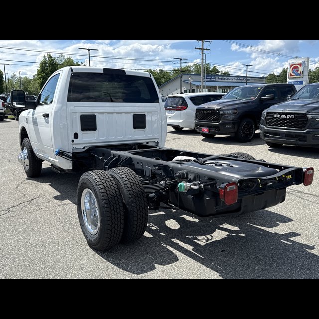 2026 Ram 3500 Chassis Cab Tradesman thumbnail 4