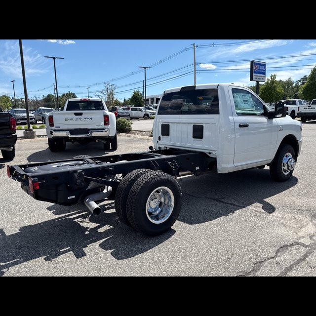 2026 Ram 3500 Chassis Cab Tradesman thumbnail 6