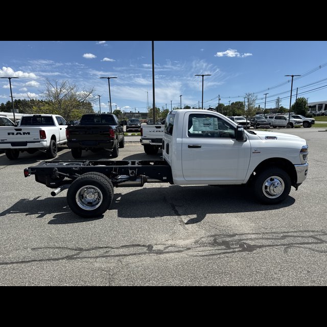 2026 Ram 3500 Chassis Cab Tradesman thumbnail 7