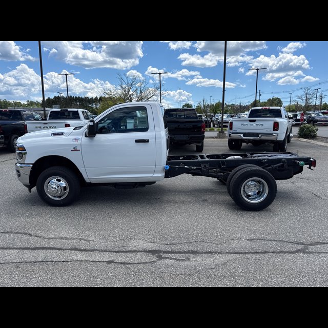 2026 Ram 3500 Chassis Cab Tradesman thumbnail 3